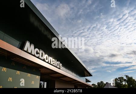 Berlin, Deutschland. September 2024. Eine McDonalds Niederlassung in Alboinstrasse bei der Eröffnungsveranstaltung. Quelle: Jens Kalaene/dpa/Alamy Live News Stockfoto