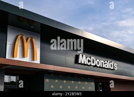 Berlin, Deutschland. September 2024. Eine McDonalds Niederlassung in Alboinstrasse bei der Eröffnungsveranstaltung. Quelle: Jens Kalaene/dpa/Alamy Live News Stockfoto