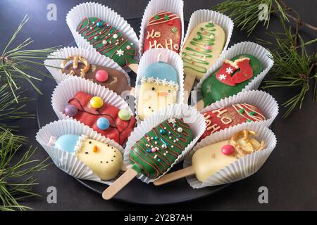 Winterliche süße Speisen. Käsekuchen-Stick-Eis. Süßigkeiten Schneemann, Hirsch. Lebkuchenkekse. Stockfoto