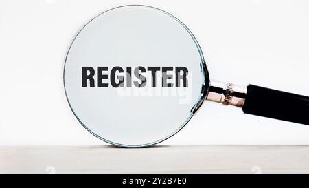 Konzeptionelles Register-Symbol. Kopierbereich. Register durch eine Lupe in Nahaufnahme geschrieben Stockfoto