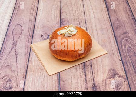 Köstliche, handwerkliche Brötchen gefüllt mit weißer Schokolade, frisch gebacken auf einer Reihe von lebensmittelbeständigem Papier Stockfoto