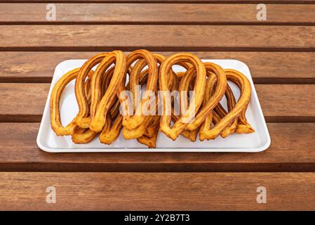 Churros sind eine Art süßer Teig, der aus Mehl, Wasser, Salz und Zucker hergestellt wird und in einen Gebäckbeutel gelegt wird Stockfoto