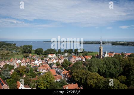 Erhöhter Blick auf Veere Zeeland. stadthalle stadhuis in Niederländisch Aufnahme aus einer beeindruckenden gotischen Grotte, einem Wahrzeichen des Kirchengebäudes in kerk. Skyline veerse meer Stockfoto