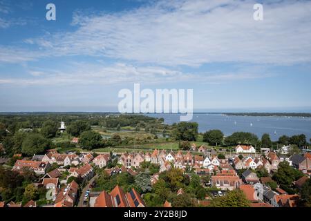 Erhöhter Blick auf Veere Zeeland. stadthalle stadhuis in Niederländisch Aufnahme aus einer beeindruckenden gotischen Grotte, einem Wahrzeichen des Kirchengebäudes in kerk. Skyline veerse meer Stockfoto