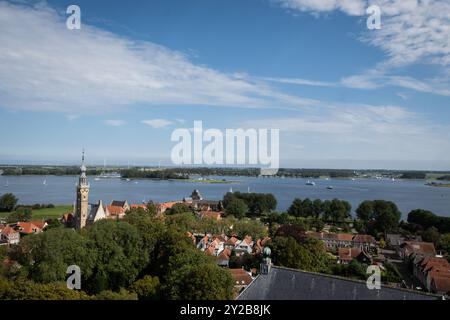 Erhöhter Blick auf Veere Zeeland. stadthalle stadhuis in Niederländisch Aufnahme aus einer beeindruckenden gotischen Grotte, einem Wahrzeichen des Kirchengebäudes in kerk. Skyline veerse meer Stockfoto