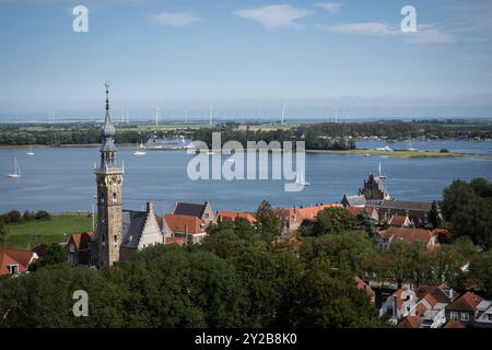 Erhöhter Blick auf Veere Zeeland. stadthalle stadhuis in Niederländisch Aufnahme aus einer beeindruckenden gotischen Grotte, einem Wahrzeichen des Kirchengebäudes in kerk. Skyline veerse meer Stockfoto