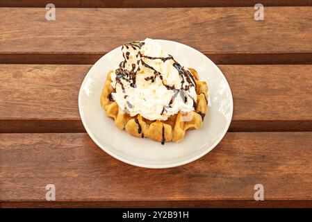 Klassische Waffeln sind innen flauschig und außen knusprig. Sie können sie mit Ahornsirup, Butter, frischem Obst oder Schlagsahne genießen Stockfoto