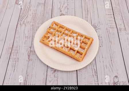 Klassische Waffeln sind innen flauschig und außen knusprig Stockfoto