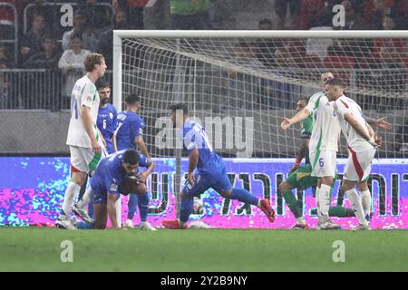 Budapest, Ungarn. September 2024. Mohammad Abu Fani (Israel)Gianluigi Donnarumma (Italien) feiert, nachdem er am 9. September 2024 in Budapest das erste Tor seines Teams beim Spiel der UEFA Nations League 2024:2025" zwischen Israel 1-2 Italien erzielte. Quelle: Maurizio Borsari/AFLO/Alamy Live News Stockfoto