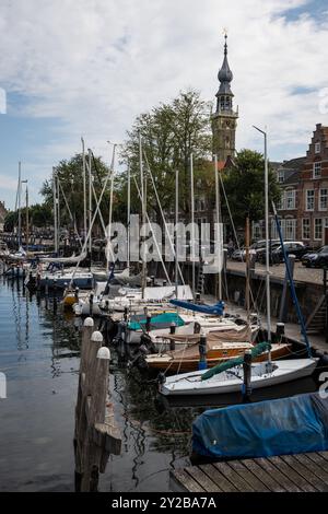 Boote und Yachten im Hafen mit dem Rathaus von Veere stadhuis auf Niederländisch. Beeindruckendes gotisches Baudenkmal im beliebten historischen zeeland Stockfoto