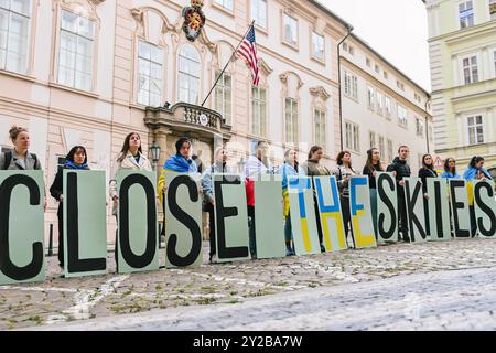 Prag, Region Prag, Tschechische Republik. September 2024. Demonstranten für die Ukraine halten Schilder mit der Aufschrift "Close the Sky" oder "Let Ukraine Strike back", vor der US-Botschaft in Prag, Tschechische Republik, 10. September 2024. Quelle: ZUMA Press, Inc./Alamy Live News Stockfoto