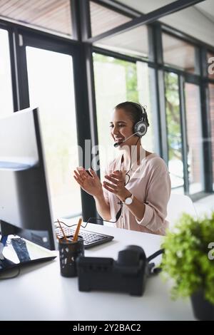 Computer, Frau und Headset als Online-Englischlehrerin mit Lächeln oder begeistert vom Sprachunterricht. Weibliche Person, Angestellte und glücklich im Büro als Tutorin Stockfoto