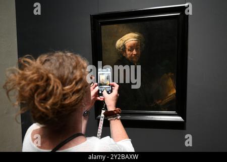 Amsterdam, Niederlande - 26. August 2024: Besucher in der Nähe des Selbstbildnisses von Rembrandt Harmenszoon van Rijn Malerei im Rijksmuseum in Amsterdam. Stockfoto