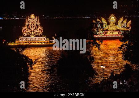 Beleuchtete Schwimmer reflektieren den Tonle SAP River während des Kambodschanischen Wasserfestivals. Phnom Penh, Kambodscha. © Kraig Lieb Stockfoto