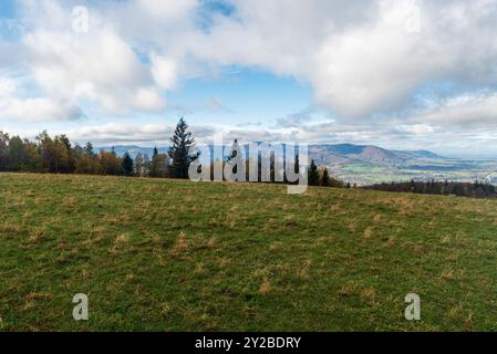 Blick auf die Moravskoslezske Beskiden Berge vom Loucka Hügel in den Slezske Beskiden Bergen in Tschechien an einem wunderschönen Herbsttag Stockfoto