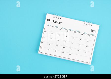 Oktober 2024, monatlicher Schreibtischkalender für 2024 Jahre auf blauem Hintergrund. Stockfoto