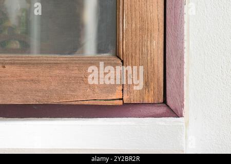 Altes Holzfenster aus dem Quadrat. Stockfoto