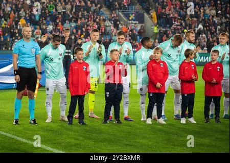 Oslo, Norwegen. September 2024. Die Spieler Österreichs stehen für das Spiel der UEFA Nations League zwischen Norwegen und Österreich im Ullevaal Stadion in Oslo an. Quelle: Gonzales Photo/Alamy Live News Stockfoto