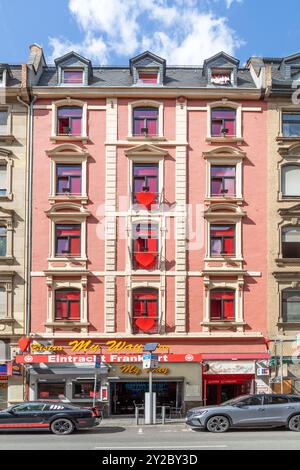 Frankfurt, Deutschland - 25. August 2024: Blick auf die historische Fassade eines Bordells in der frankfurter Innenstadt, von der münchener Straße im Rotlichtviertel am ce Stockfoto