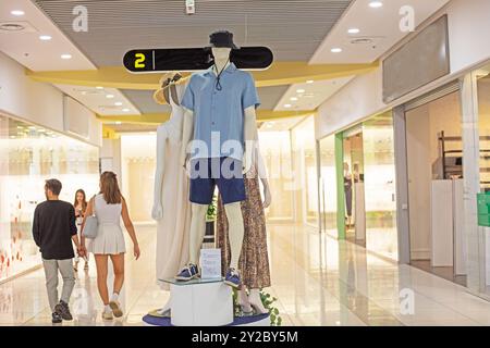 Männliche Schaufensterpuppen, weibliche Schaufensterpuppen, stilvolle Kleidung, Mode, Accessoires, Einzelhandelsdisplay, Schaufenster, trendige Outfits, schick, Bekleidung, modisch, DE Stockfoto