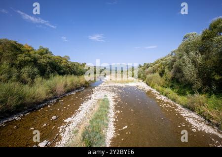 Wunderschöne Berglandschaft an einem sonnigen Tag. Natürliche Küste. Eine kleine Menge Wasser im Fluss. Beskid Mountains. Der Fluss Soła. Ansicht vom Stockfoto