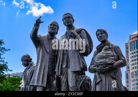 Tor zum Freedom International Memorial, einer Metallskulptur zum Gedenken an die Underground Railroad. Mittlere Aufnahme. Stockfoto