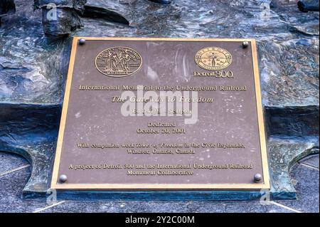 Informationstafel am Gateway to Freedom International Memorial, eine Metallskulptur zum Gedenken an die Underground Railroad. Stockfoto