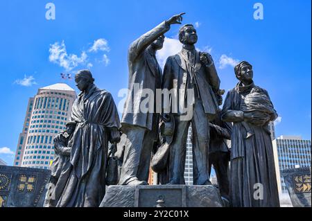 Tor zum Freedom International Memorial, einer Metallskulptur zum Gedenken an die Underground Railroad. Flachwinkelansicht. Stockfoto