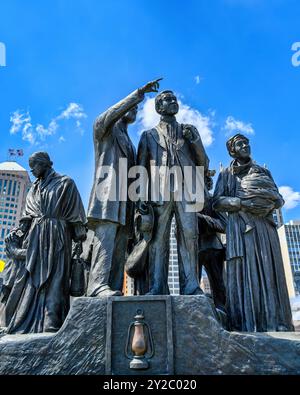 Tor zum Freedom International Memorial, einer Metallskulptur zum Gedenken an die Underground Railroad. Vertikale Ausrichtung. Stockfoto