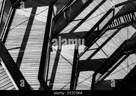 Bad Wildbad, Deutschland - 29. August 2024: Holzbau auf dem Gehweg am Aussichtsturm und Baumkronenweg - Keim. Baumwipfelpfad - Schwarzwald Stockfoto