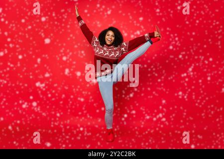In voller Länge Körpergröße Foto Frau lächelnd dabei Stretching in lässigen Kleidern isoliert leuchtend roten Hintergrund Stockfoto