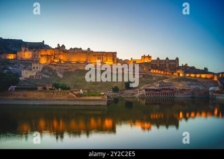 Nachtansicht auf Amber Fort oder Amer Fort in Jaipur, Rajasthan, Indien Stockfoto