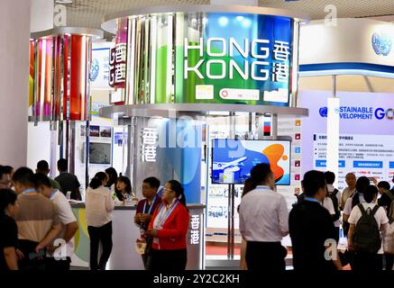 **CHINESISCHES FESTLAND, HONGKONG, MACAU UND TAIWAN OUT** Hong Kong Pavilion zieht Besucher auf der 24. China International Fair for Investment and Tra an Stockfoto