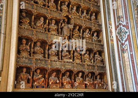 Kleine Statuen vieler Menschen in der Kirche Gesu Nuovo (Kirche des neuen Jesus) in Neapel Italien Stockfoto