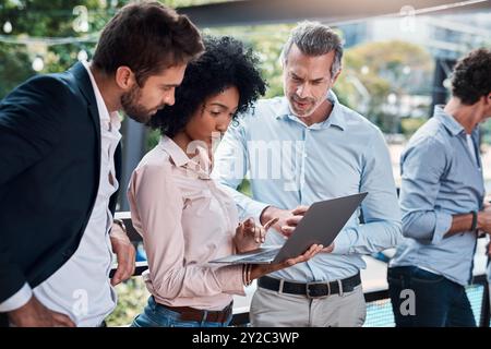 Unternehmen, Personen und Frauen mit Laptop für Feedback, Schulungspräsentation und Informationsaustausch im Café. Fernarbeit, Team und Technik im Restaurant Stockfoto