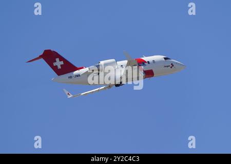 ISTANBUL, TURKIYE - 08. JUNI 2024: REGA - Swiss Air Ambulance Bombardier CL-600-2B16 (6092) startet vom Flughafen Istanbul Atatürk Stockfoto