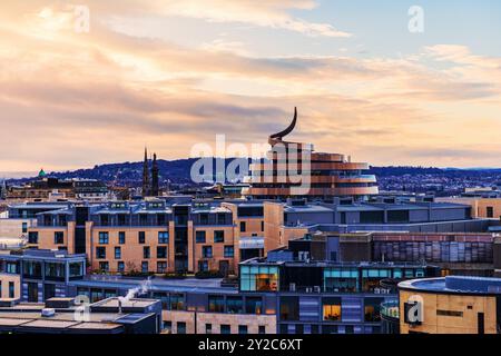 Edinburgh, Schottland - 19. Januar 2024: Das W Hotel oder Ribbon Hotel, Neubau der Skyline von Edinburgh und Teil der Sanierung Stockfoto