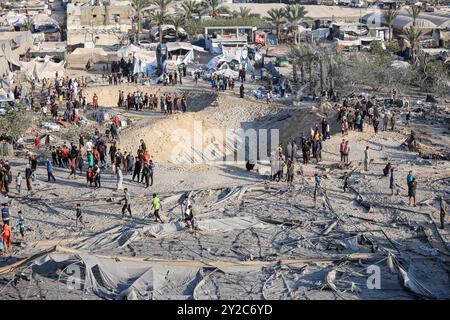 Gaza, Gaza, Palästina. September 2024. Palästinenser suchen nach vermissten Menschen unter den Trümmern, nachdem israelische Luftangriffe mehr als 15 Menschen getötet haben, in einem Lager für Vertriebene im Gebiet von Al-Mawasi, das die israelische Besatzungsarmee am 10. September 2024 als Sicherheitszone in Khan Yunis im südlichen Gazastreifen ausgewiesen hat. (Kreditbild: © Saher Alghorra/ZUMA Press Wire) NUR REDAKTIONELLE VERWENDUNG! Nicht für kommerzielle ZWECKE! Stockfoto