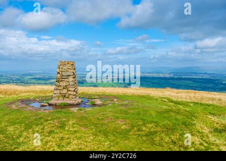 Trig Point auf dem Gipfel von Little Mell Fell – einem Hügel im nordöstlichen Lake District National Park, Cumbria, Großbritannien Stockfoto