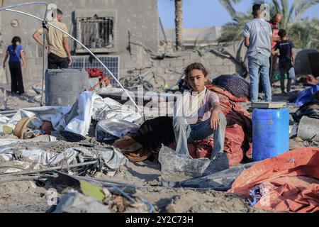 Gaza, Gaza, Palästina. September 2024. Palästinenser suchen nach vermissten Menschen unter den Trümmern, nachdem israelische Luftangriffe mehr als 15 Menschen getötet haben, in einem Lager für Vertriebene im Gebiet von Al-Mawasi, das die israelische Besatzungsarmee am 10. September 2024 als Sicherheitszone in Khan Yunis im südlichen Gazastreifen ausgewiesen hat. (Kreditbild: © Saher Alghorra/ZUMA Press Wire) NUR REDAKTIONELLE VERWENDUNG! Nicht für kommerzielle ZWECKE! Stockfoto