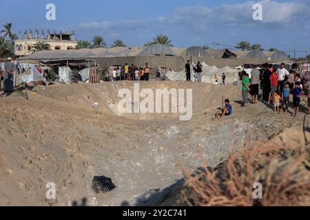 Gaza, Gaza, Palästina. September 2024. Palästinenser suchen nach vermissten Menschen unter den Trümmern, nachdem israelische Luftangriffe mehr als 15 Menschen getötet haben, in einem Lager für Vertriebene im Gebiet von Al-Mawasi, das die israelische Besatzungsarmee am 10. September 2024 als Sicherheitszone in Khan Yunis im südlichen Gazastreifen ausgewiesen hat. (Kreditbild: © Saher Alghorra/ZUMA Press Wire) NUR REDAKTIONELLE VERWENDUNG! Nicht für kommerzielle ZWECKE! Stockfoto