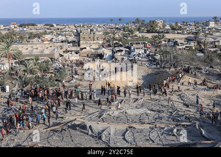 Gaza, Gaza, Palästina. September 2024. Palästinenser suchen nach vermissten Menschen unter den Trümmern, nachdem israelische Luftangriffe mehr als 15 Menschen getötet haben, in einem Lager für Vertriebene im Gebiet von Al-Mawasi, das die israelische Besatzungsarmee am 10. September 2024 als Sicherheitszone in Khan Yunis im südlichen Gazastreifen ausgewiesen hat. (Kreditbild: © Saher Alghorra/ZUMA Press Wire) NUR REDAKTIONELLE VERWENDUNG! Nicht für kommerzielle ZWECKE! Stockfoto