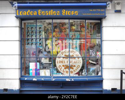 London Beatles Store auf der 231-233 Baker St mit neuen oder originalen Beatles Merchandise und Erinnerungsstücken aus den 1960er Jahren, von Autogrammen bis hin zu Vinyl Stockfoto