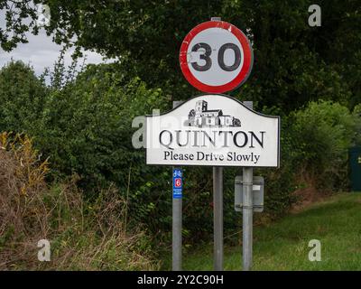 Malerisches Dorfschild mit Geschwindigkeitsbegrenzung von 30 km/h, Quinton, Northamptonshire, Großbritannien Stockfoto