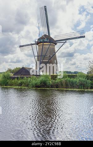 Rückseite einer Windmühle mit Schuppen zum Schutz des Tieflands um Kinderdijk vor Überschwemmungen Stockfoto