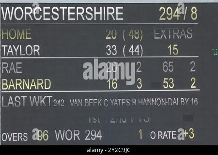 Worcester, Großbritannien. September 2024. Aufgenommen am 10. September 2024 in Worcester, Großbritannien, im Worcestershire County Cricket Club, New Road, Worcester. Die Abbildung zeigt die Position über Nacht, da der Beginn von Tag 2 während des Spiels der Vitality County Championship 2024 zwischen Worcestershire CCC und Warwickshire CCC beginnt. Das Bild ist nur für redaktionelle Zwecke bestimmt – Credit: Stu Leggett/Alamy Live News Stockfoto