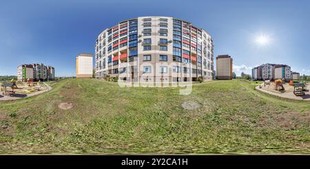 360 Grad Panorama Ansicht von 360 hdri-Panorama mitten in einem modernen mehrstöckigen Mehrfamilienwohnkomplex städtebaulicher Entwicklung in gleicheckigem, nahtlosem sphärischem Projekt