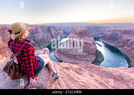 Ein junges Mädchen bei der Pferdeschleife in den USA. Erfolgreiches Modell am Rand der Klippe. Glückliches Leben. Stockfoto