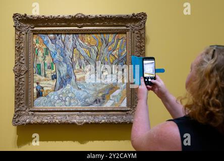 The National Gallery, London, Großbritannien. September 2024. Die Ausstellung van Gogh: Poets and Lovers (14. September 2024-19, Januar 2025) ist die erste Ausstellung der National Gallery, die Vincent van Gogh (1853–1890) gewidmet ist, und die erste Ausstellung, die sich auf die fantasievollen Veränderungen des Künstlers konzentriert. Sie umfasst über 50 Werke mit Leihgaben aus Museen und privaten Sammlungen weltweit. Bild: Vincent van Gogh, The Large Plane Trees (Road Menders in Saint-Rémy), 1889. Das Cleveland Museum of Art, Cleveland, Ohio. Quelle: Malcolm Park/Alamy Live News Stockfoto