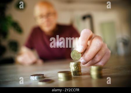 Berlin, Deutschland. September 2024. Symbolfoto zum Thema Finanzen im Alter - Altersarmut. Ein alter Mann sitzt zu Hause am Tisch und zählt Geld. Berlin, 5. September 2024. Quelle: dpa/Alamy Live News Stockfoto